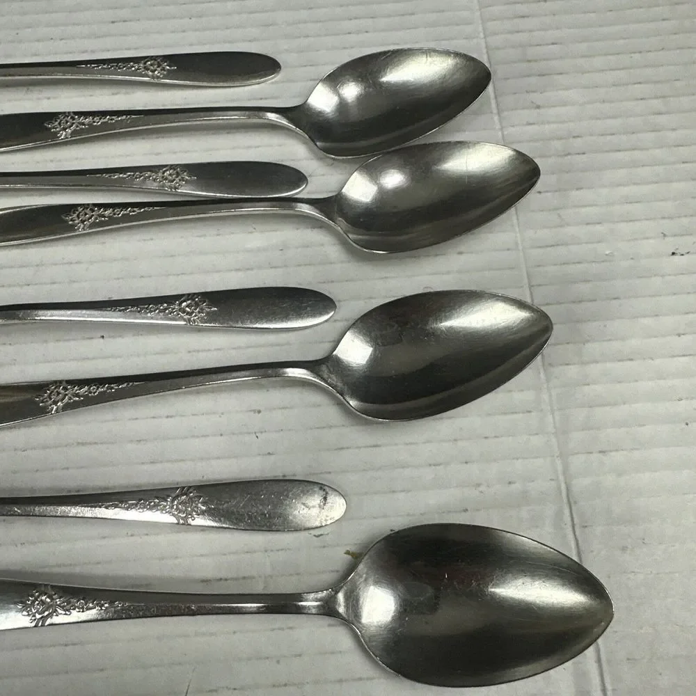 VTG  1941 SILVERPLATE SPOON 8 PC ONEIDA FANTASY TUDOR PLATE COMMUNITY See Pics